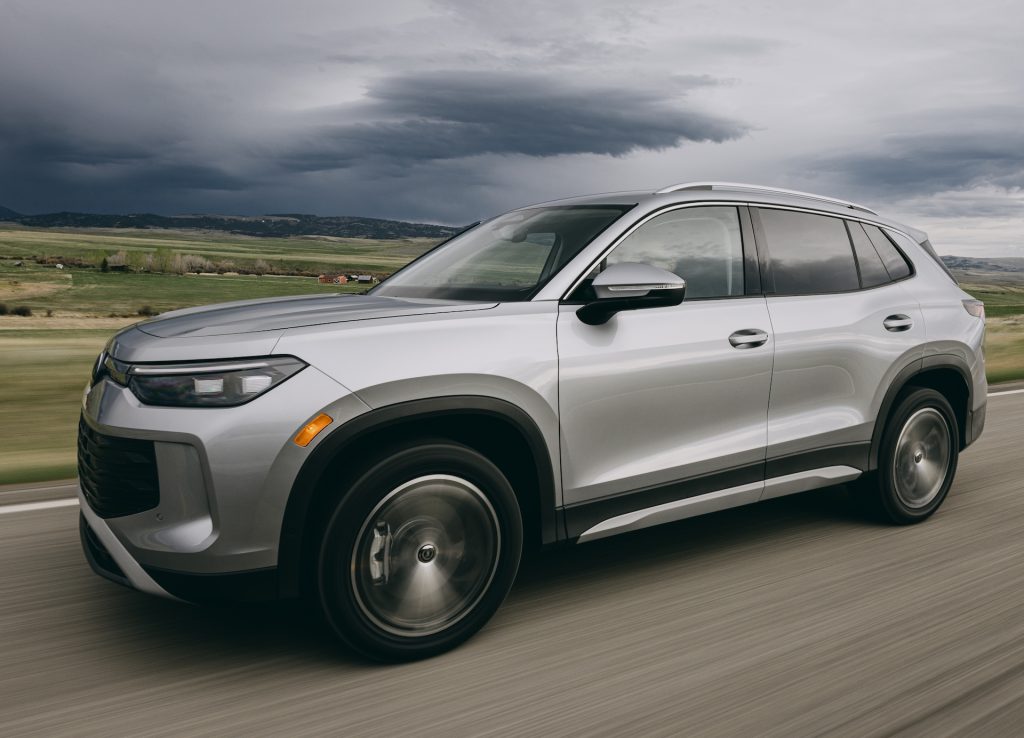 2025 Volkswagen Tiguan Side View in Motion