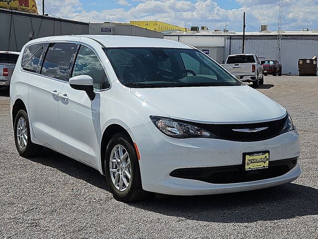 2022 Chrysler Voyager LX's photo